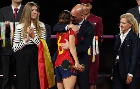 I Made A Mistake Spanish Football Boss Apologises For Kissing Women