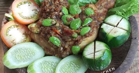 Sambal yang satu ini cukup simple, ia merupakan sambal khas yang bahannya. Resep Ayam Geprek Sambel Pete oleh AdivaKitchen - Cookpad