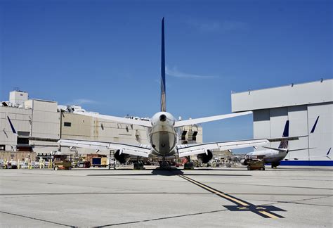 United Airlines Boeing 757 N75853 at San Francisco Airport 2020. | San