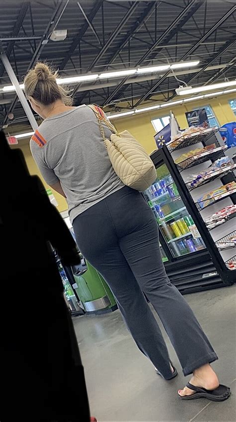 Bubble Butt Pawg Milf With Slight Vpl And Sexy Toes Spandex Leggings And Yoga Pants Forum