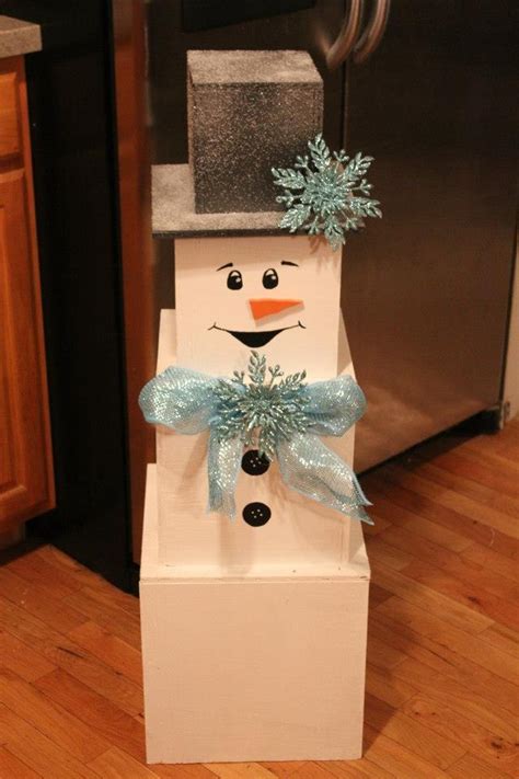 This baked christmas garland decorating project is a delightfully tasty treat. DIY snowman-make out of stackable boxes | Holidays ...