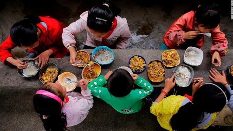 Ia biasanya mahu dikekalkan dalam keadaan bersih, sebab itulah isteri atau ibu kita selalu melarang kita untuk makan dan minum di atas karpet atau memijak karpet dengan selipar atau kasut. Makan Terlalu Lama, Murid TK di China Dipaksa Makan Dalam ...