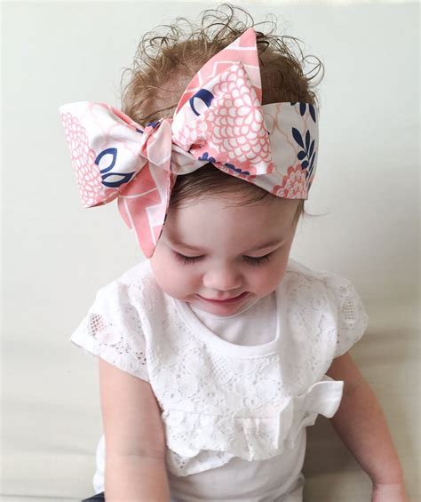 This tutorial is for a baby headwrap with a big bow. Baby Headwrap tutorial. How to tie a baby Headwrap. | Baby headwrap tutorial, Baby bow headband ...