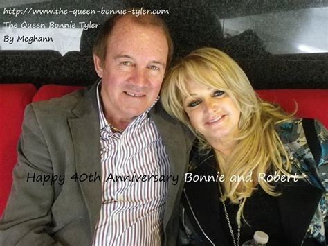 Gaynor hopkins , conocida por su nombre artístico, bonnie tyler , es una cantante galesa, compositora, empresaria y filántropa activa. Bonnie Tyler & Robert Sullivan - Picture by Meghann Pernot ...