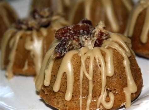 These gorgeously shaped cakes are guaranteed showstoppers whether you serve them at brunch or for dessert. Pecan Praline Mini Bundt Cakes - addicted to recipes