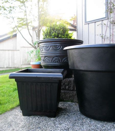 Plastic plant pots, what could be more ugly? Spray Paint Plastic Planters why did I not think of this ...