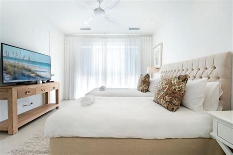 Hamptons Style 2 Bedroom Executive Luxury Apartment Gold
