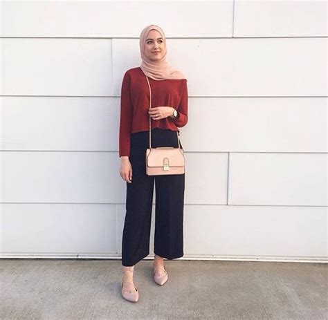 You could wear your favorite casual wear and pairing them with voguish sneakers such as adidas superstar or nike, or any other popular shoes brand. 40+ Model Fashion Hijab Simple & Elegan Terbaru 2018