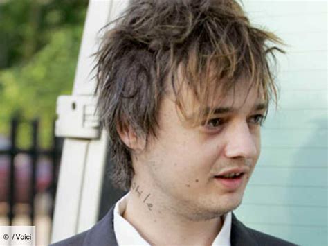 Pete, pentito e deciso a liberarsi dalle sue dipendenze, si fa ricoverare presso il tempio di tham krabok, in thailandia. En prison, Pete Doherty est annulé des Solidays - Voici