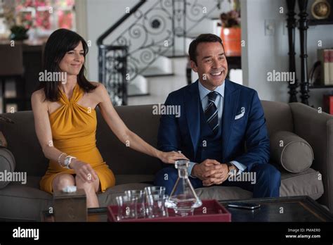 L R Perrey Reeves As Mrs Ari And Jeremy Piven As Ari Gold In Warner