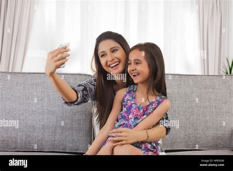 Madre Hablando Con Su Hija Selfie Fotografía De Stock Alamy
