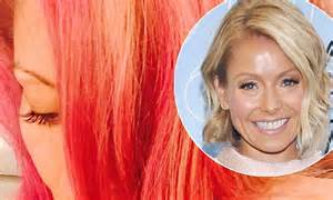 Kelly Ripa Shows Off Radical New Rose Hued Hair Daily Mail Online