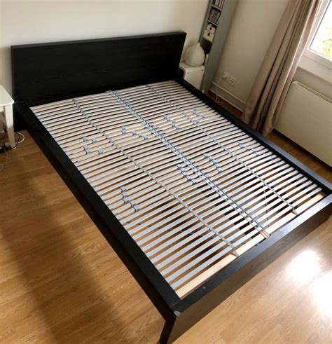 Ein bett das quietscht verspricht keinen ruhigen schlaf. Bettgestell 160x200 cm Malm schwarzbraun kaufen auf Ricardo