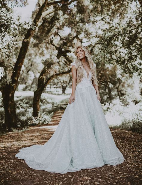 Savannah soutas, everleigh rose soutas and chantelle paige soutas go to infinity creative and try on clothes. Chantelle Paige's Magical Fairy Tale Wedding in the Woods ...
