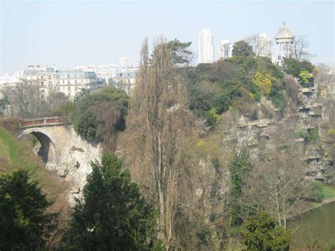 Le 1er avril 1867, pendant l'exposition universelle, est inauguré à paris un nouveau parc, élevé en seulement trois années sur un terrain infertile et non constructible. Parc Des Buttes Chaumont : Parcs Et Activités De Loisirs ...