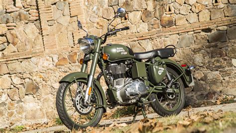 This motorcycle is all set to bring you the pleasures of modern motorcycling while. Royal Enfield Classic Battle Green: prueba | MotoTaller.info