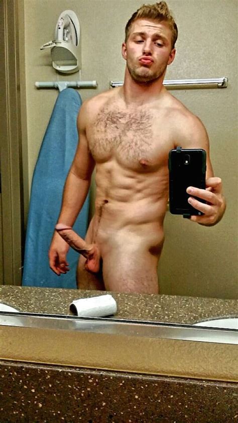 Selfie de mec musclé nu dans sa salle de bain Le Mur de Bites