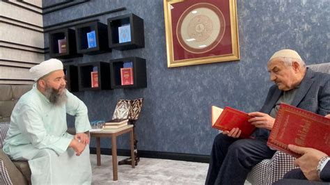 Bediüzzaman'ın şanlıurfa'da vefat ettiği ana kadar yakınında bulunan hüsnü bayramoğlu, bediüzzaman'ın vekil tayin ettiği isimlerden biriydi. Hüsnü Bayramoğlu Âbimizi ziyâret | Cübbeli Ahmet Hoca Efendi