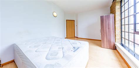 Spacious and inviting living room 3 Bedroom, Un Furnished Flat in