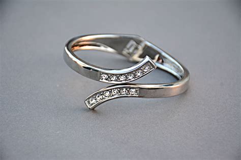 무료 이미지 여자 금속 자료 결혼 반지 보석류 세례반 약혼 반지 사치 은 다이아몬드 백금 패션 액세서리