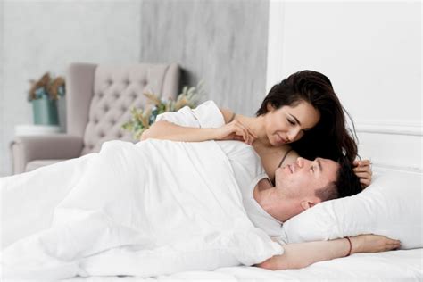 casal sendo romântico na cama em casa foto grátis
