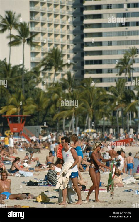 Waikiki Beach Crowd Hi Res Stock Photography And Images Alamy