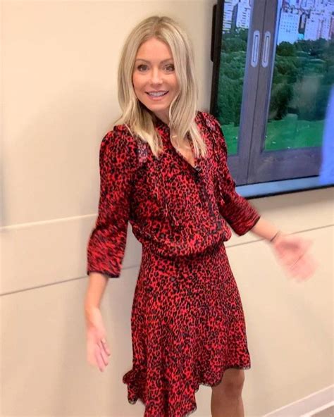 Kelly Ripa Struggles In Zip Skirt Not Meant For Walking
