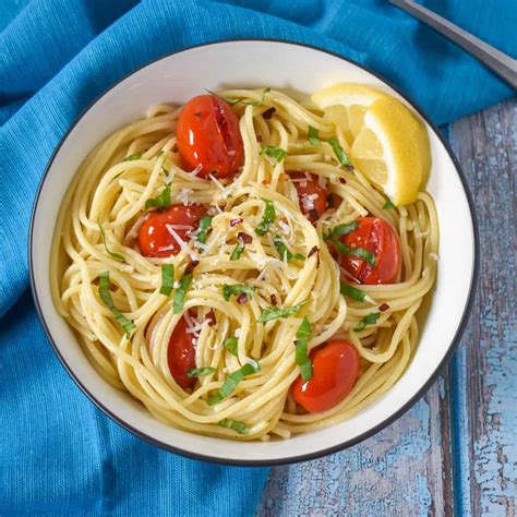 Spaghetti Aglio E Olio With Fresh Tomatoes And Basil Cook Eatwell