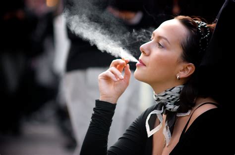 배경 화면 런던 사람들 초상화 연기 마이크로폰 스카프 소녀 여자 담배 가로 사진 사진 스펙 주식 카테고리
