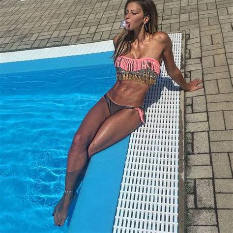 Giulia Calcaterra Ancora In Bikini In Piscina Fotovipnews My Xxx Hot Girl