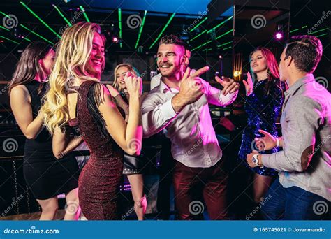 jóvenes bailando en discoteca imagen de archivo imagen de extracto amigos 165745021