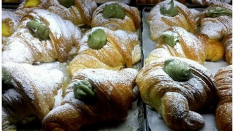 Il croissant è un dolce a forma di mezzaluna, la cui origine è tradizionalmente considerata austriaca, anche se oggi la sua vera patria è la francia. In migliori bar in cui mangiare un cornetto di notte a Catania
