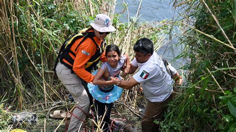 Videos Migrantes Cruzan Río Bravo Para Llegar A Eu Uno Tv