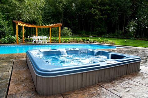 Vinyl Liner Pool And Spa Traditional Swimming Pool And Hot Tub Vancouver By Taylors
