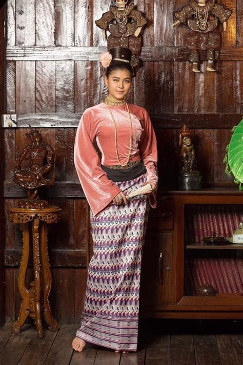 Pin Af 🌟flower Fly🌙 På Myanmar Traditional Dress