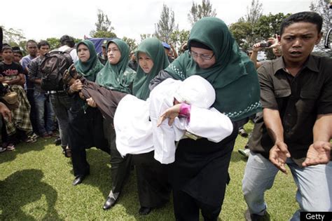 Irdavanti Mukhtar Indonesian Woman Caned In Public For Adultery Photos Huffpost