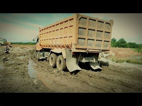 Dump Truck Besar 10 Roda Bongkar Muatan Tanah Timbunan YouTube