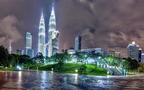 All things to do in kuala lumpur. 5-five-5: Petronas Twin Towers (Kuala Lumpur - Malaysia)
