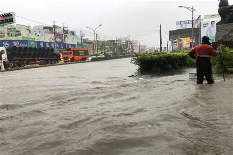 Jun 06, 2021 · 梅雨鋒面一早襲擊南台灣，不少地區都降下驚人豪大雨，淹水情況頻傳。有民眾就拍下高雄市鳳山區的慘況，3線道僅剩一線道可以行駛，路旁的車輛. 【南部豪雨災情】屏東水淹4幹道封至明早 南橫向陽路段午前持續關閉 -- 上報 / 焦點