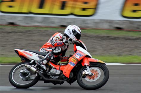 Ane sangat terkesan akan kehebatan mereka sehingga banyak para joki yang senang dengan style ini. Jupiter Z Modifikasi Road Race Balap