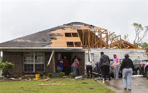 Easter Storms Kill At Least 19 In Mississippi Georgia Arkansas South
