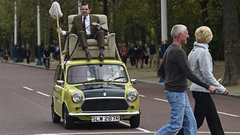 Historia de una escalera historia de una escalera se estrena en 1949, diez años después de la guerra civil en el periodo más duro de la dictadura franquista. Mr Bean in his armchair on top of his Mini driving around ...