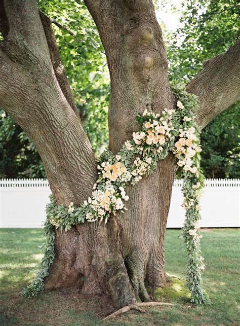Top 20 Wedding Tree Backdrops and Arches | Roses & Rings