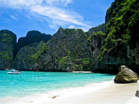 He registers at a cheap hotel, where he meets a french couple, francoise and her boyfriend etienne. Maya Bay, The beach Movie location | Fah Rojvithee | Flickr