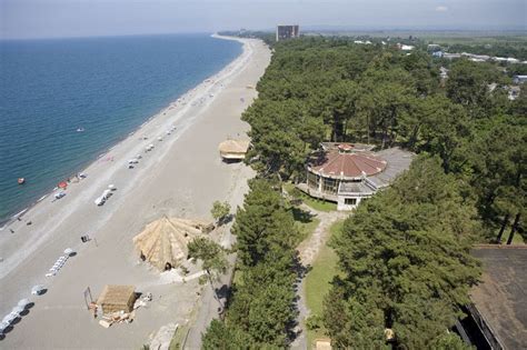 Diese länder wie georgien besteuern auslandseinkommen überhaupt nicht und sind deshalb hoch. Blick auf den Strand von Kobuleti - Georgien Foto & Bild ...