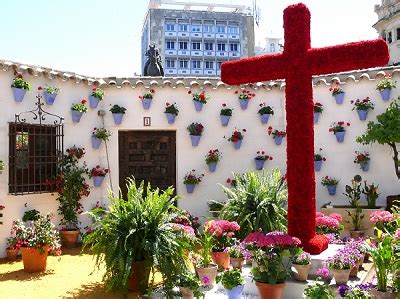 Con esta fiesta se recaudaban fondos en la que participaban los padres y profesores y con este dinero podían hacer. Día de la Cruz Festivity in Granada 2016 - iNMSOL Spanish ...
