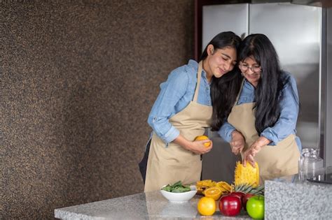 Madre E Hija Mexicana Cocinando En La Cocina Mirando La Receta En El