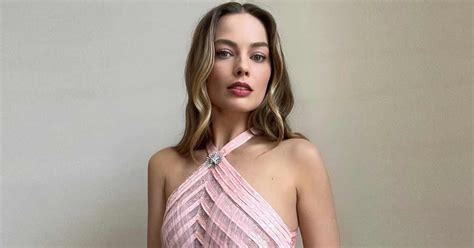 Margot Robbie Once Posed Like A Diva In A Sheer Sequinned Outfit Flaunting Her Cleavge Making