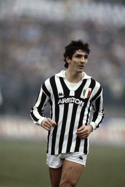Dois anos depois, paolo rossi marcava seis golos no mundial de espanha e dava o tricampeonato à itália. È morto Paolo Rossi - Il Post
