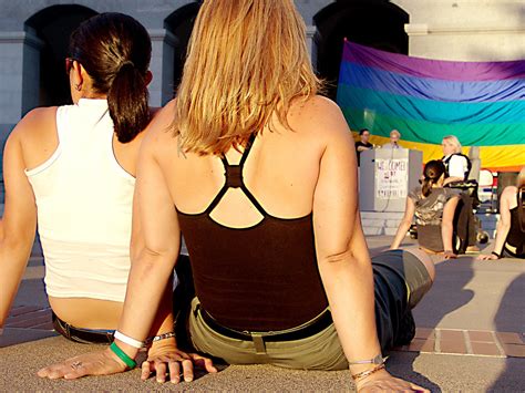 Foto gratis Dos lesbianas se sientan frente al edificio de Capitol después de una marcha de